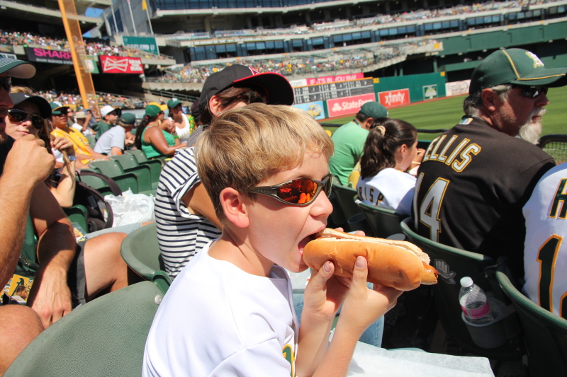 En Estados Unidos el béisbol y los hot dogs están muy relacionados.
