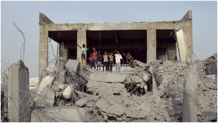 Los niños se paran en los escombros de un edificio de la unión deportiva destruido por ataques aéreos saudíes en el puerto de la ciudad de Yemen del Houdieda 17 de agosto de 2015.