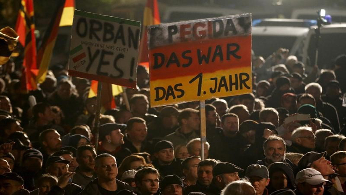 Miembros del gabinete alemán advirtieron que el radicalismo de derecha y la xenofobia están aumentando en el país por la llegada de los refugiados.