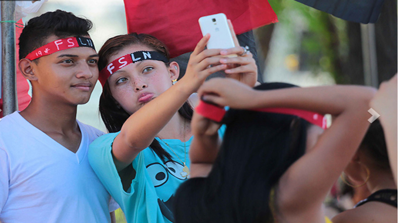 Estos jóvenes optan por un selfie mientras participan en la multitudinaria marcha a favor de la inclusión y la inversión social en Nicaragua.