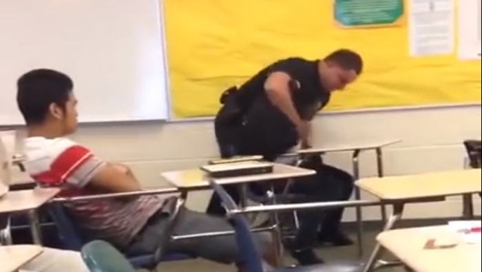 La joven afrodescendiente fue arrastrada hasta la salida de su salón de clase por un policía estadounidense.