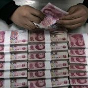 El renminbi ya es la cuarta divisa más usada en los pagos globales con una participación de 2.79 por ciento, superando al yen nipón, mientras EU conserva su supremacía con 65 por ciento. En la imagen, un empleado cuenta yuanes en el Banco de China.