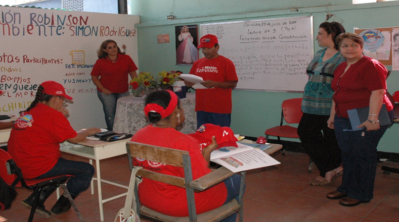 La Misión Robinson ha permitido acabar con el analfabetismos en Venezuela. En ella se graduaron 2.838.015 personas.