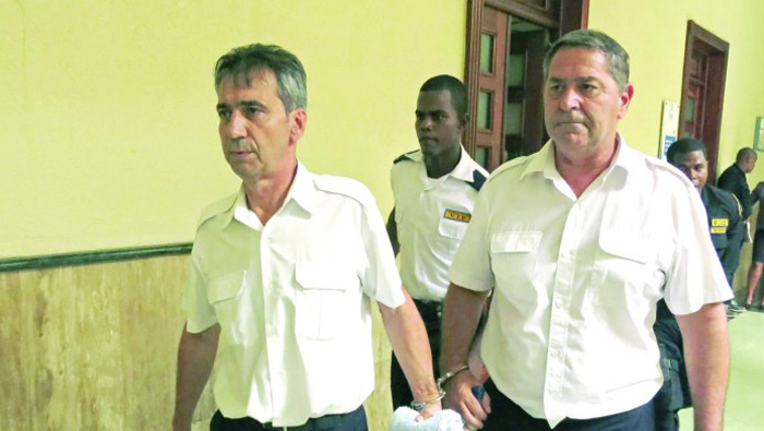 Pascal Fauret y Bruno Odos, luego de una audiencia del tribunal en República Dominicana.