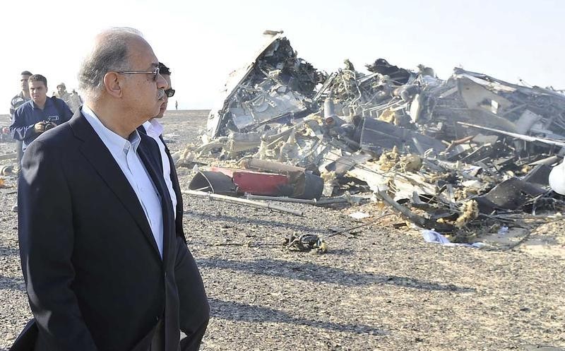 El primer ministro egipcio Sherif Ismail mira los restos del avión ruso que capotó en Sinaí, cerca de la ciudad de El Arish.