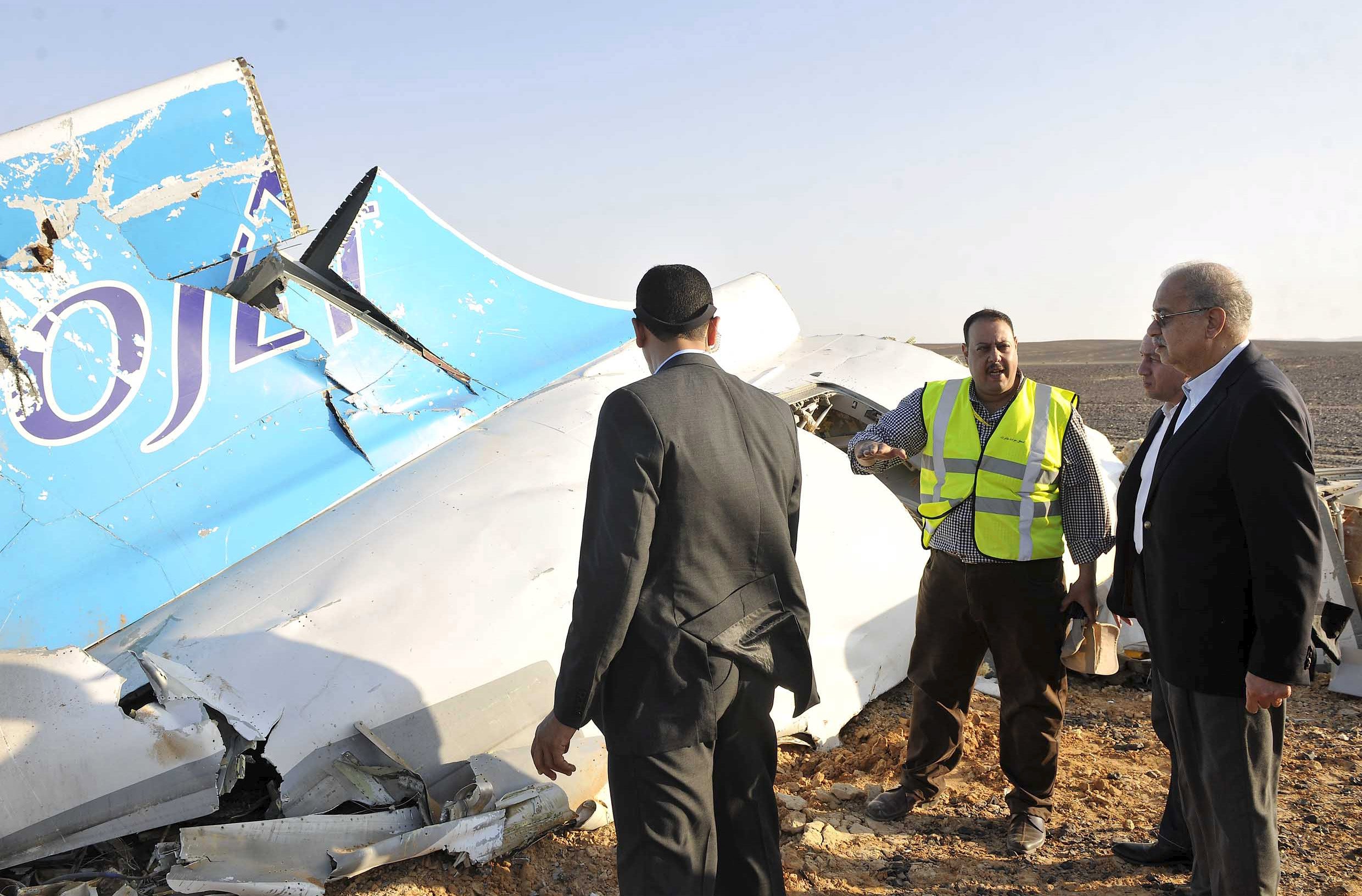 El primer ministro de Egipto Sherif Ismail mira los restos de un avión de pasajeros ruso después de que se estrellara en el centro del Sinaí,