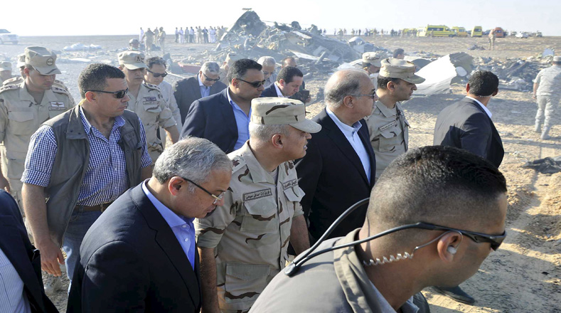 El primer ministro de Egipto Sherif Ismail y el ministro de Defensa Sedki Sobhi de Egipto, a pie en el lugar donde se estrello el avión ruso.