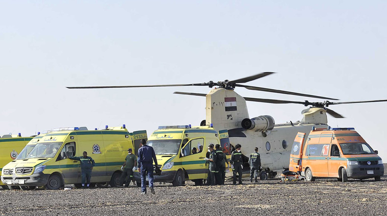 Soldados egipcios y los equipos de rescate a la espera para transportar los cuerpos de las víctimas mortales del avión.