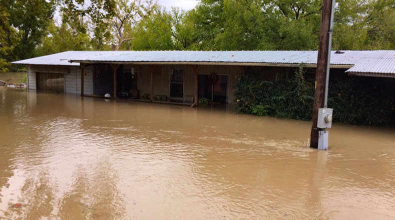 Las inundaciones forzaron a evacuar este viernes las comunidades del centro de Texas, que ya habían sido afectadas por fuertes lluvias en meses anteriores.