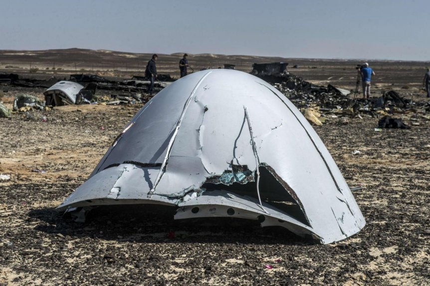 Los restos del avión ruso A321 en el suelo un día después de que el avión se estrelló en Wadi al-Zolomat.