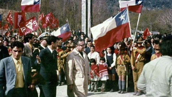 1972. El Presidente Allende, acompañado por su pueblo. 