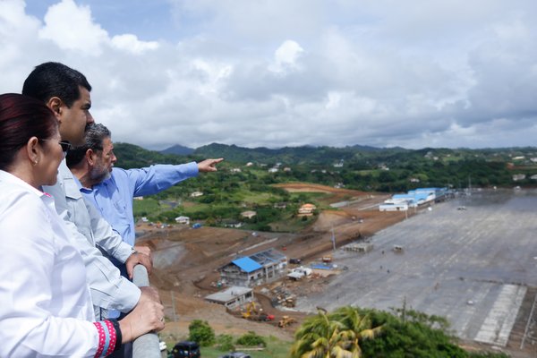 Maduro inspeccionó los avances del Aeropuerto Internacional de Argyle junto al primer ministro de San Vicente y Las Granadinas, Ralph Gonsalves.