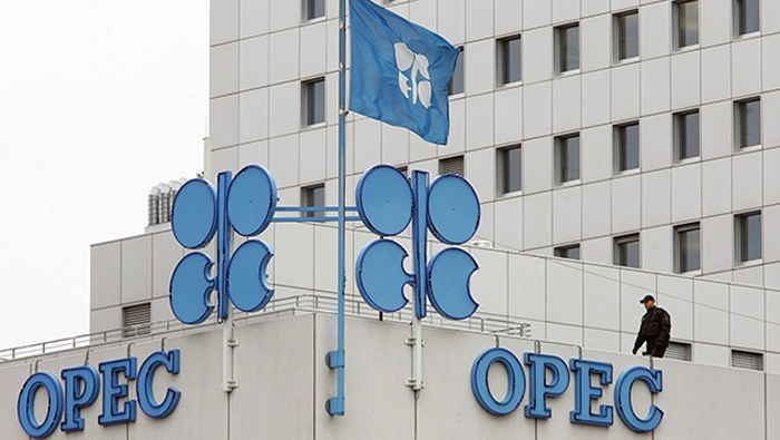 OPEP y Rusia acordaron congelar nivel de producción de petróleo.
