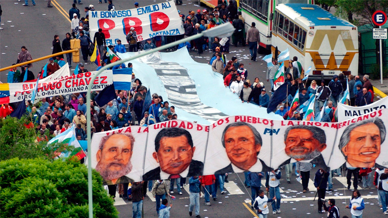 Ríos humanos le dijeron NO al ALCA durante la cumbre celebrada en Argentina en 2005.