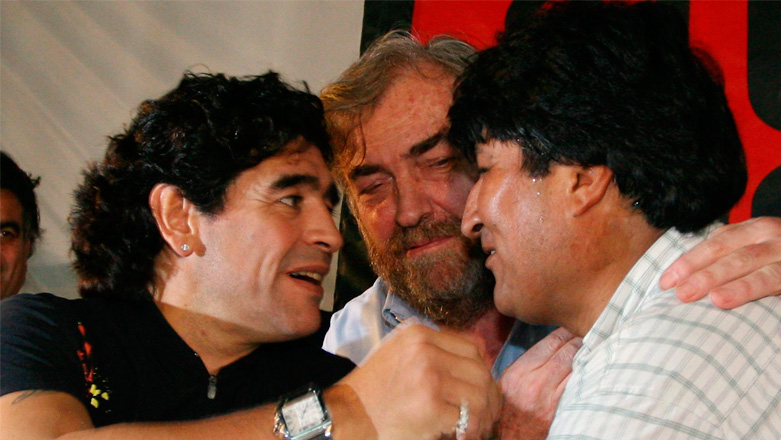 Foto tomanda el 4 de noviembre de 2005 en Mar del Plata, Argentina.  Diego Armando Maradona le estrecha la mano a Evo Morales, para entonces candidato a la Presidencia de Bolivia.