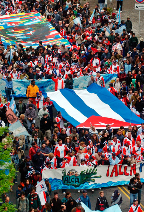 La bandera cubana en hombros de cientos de manifestantes anti Alca, el 5 de noviembre de 2005, en Mar del Plata, Argentina.