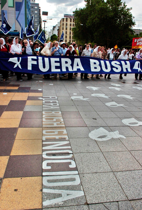 "Fuera Bush", sostienen la Abuelas de Plaza de Mayo el 4 de novimbre en Argentina.