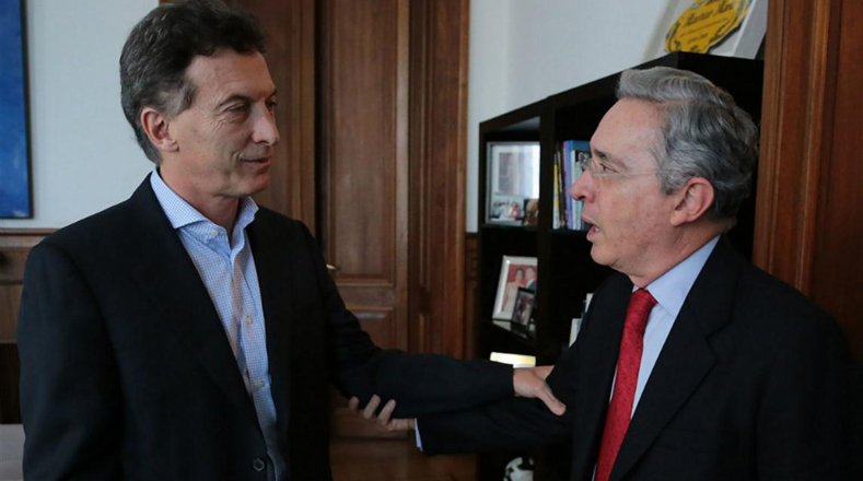 El 23 de octubre de 2014 Mauricio Macri se reunió con el expresidente Álvaro Uribe Vélez, vinculado con el paramilitarismo en la ciudad de Buenos Aires (Argentina)