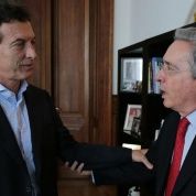 El 23 de octubre de 2014 Mauricio Macri se reunió con el expresidente Álvaro Uribe Vélez, vinculado con el paramilitarismo en la ciudad de Buenos Aires (Argentina) 