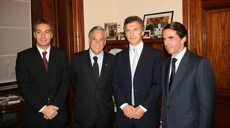 Macri junto a exjefe de Gobierno español José María Aznar y Sebastian Piñera de Chile, durante un foro llamado   “una cruzada antipopulista en Latinoamerica” en el año 2009.