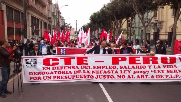 Los trabajadores peruanos piden reivindicaciones laborales en su huelga de 24 horas.