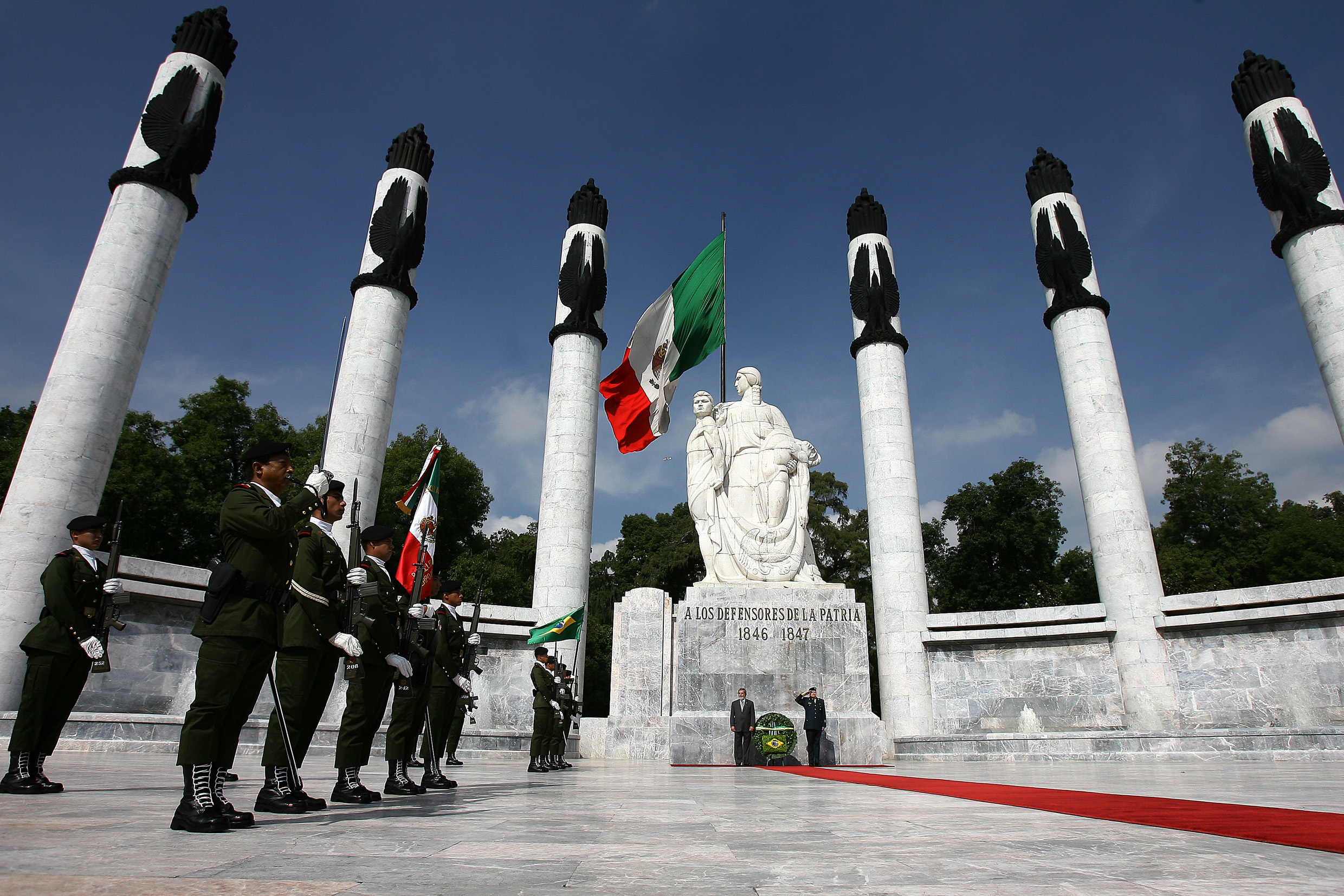 En la Ciudad de México la armada conmemora la lucha de los cadetes en el Castillo de Chapultepec con una ceremonia con cañones.