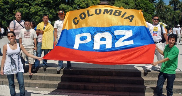 Más que un cese al fuego bilateral, Colombia necesita terminar con el paramilitarismo para alcanzar la paz.