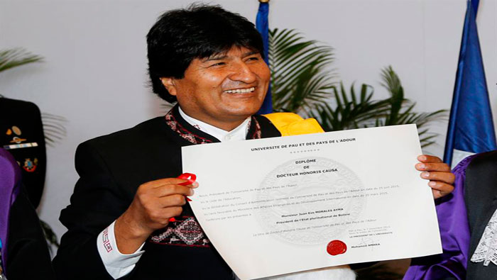 El presidente de Bolivia, Evo Morales, recibe el Doctor Honoris Causa por la Universidad de la ciudad de Pau.