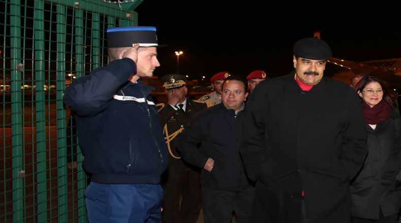 El jefe de Estado venezolano hizo una escala técnica en París previo a su visita a Arabia Saudita.