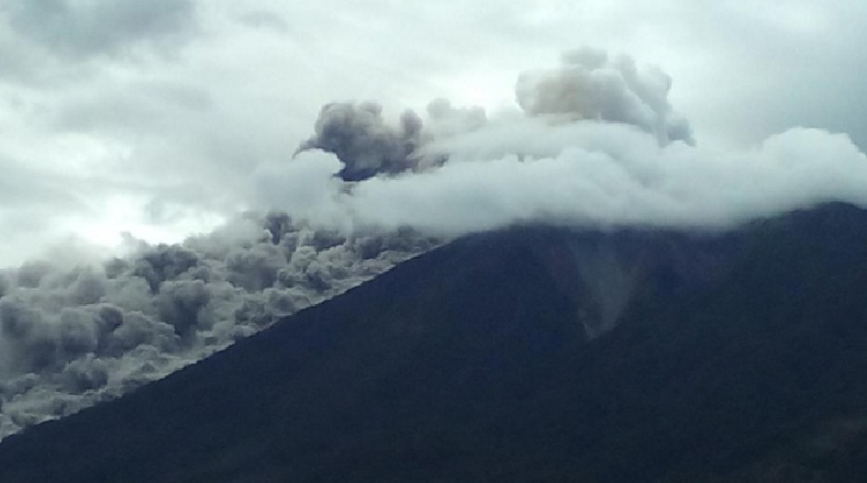 Las autoridades mantienen una constante vigilancia sobre el volcán de Fuego.