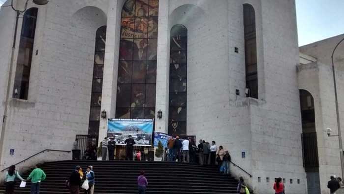 Protestantes bloquearon los accesos al Poder Judicial en Lima
