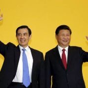 El presidente taiwanés, Ma Ying-jeou, y su colega chino, Xi Jinping, ante los medios en Singapur el sábado 7 de noviembre