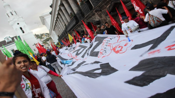 La vigilia se realiza para defender el proceso revolucionario liderado por Rafael Correa.