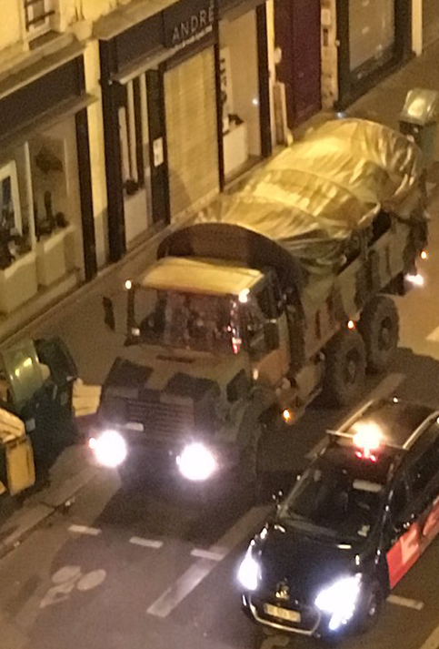El Ejército está siendo desplegado en las calles de París.