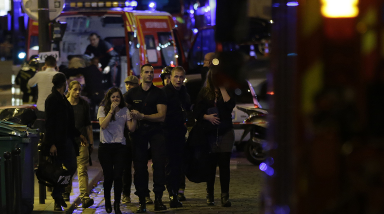 Pánico y miedo fuera del teatro Bataclan tras los ataques