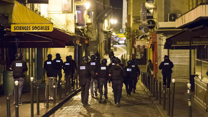 Los heridos fueron evacuados fuera del escenario en el teatro Bataclan en París, Francia.