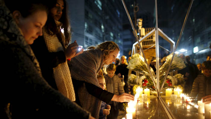 Decenas de personas rinden tributo a las víctimas de los atentados.