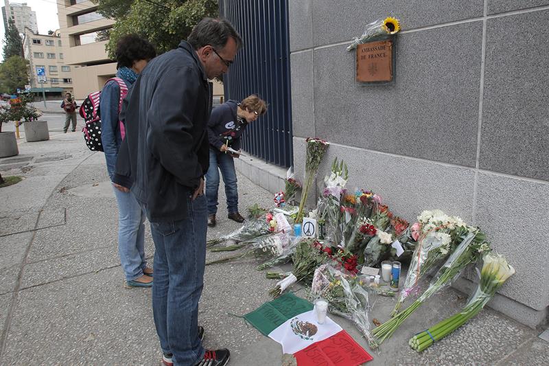 Ciudadanos mexicanos colocan flores a las afueras de la embajada de Francia en la capital mexicana