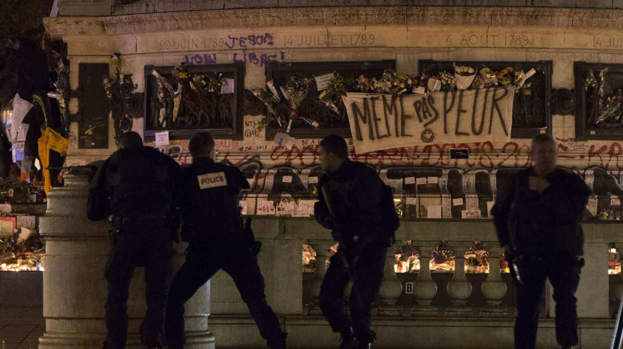 Policías en las adyacencias del metro de París en operativos de prevención