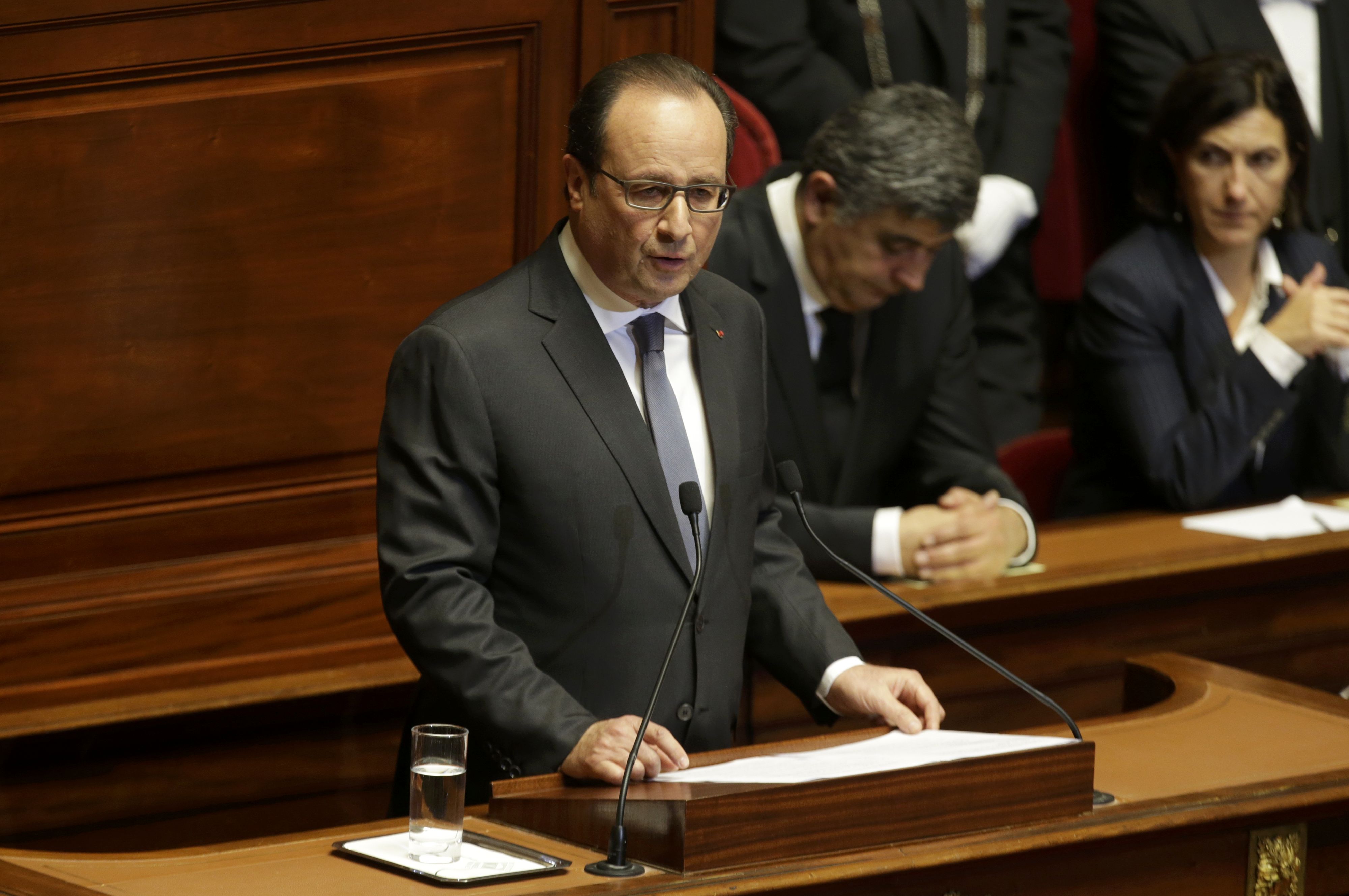 El presidente de Francia, François Hollande anunció una serie de medidas además de los ataques en Siria.