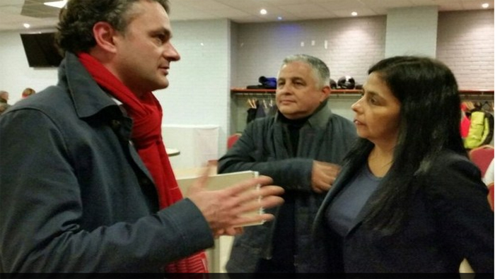 Canciller Delcy Rodríguez asiste a venezolanos víctimas del terrorismo en París.