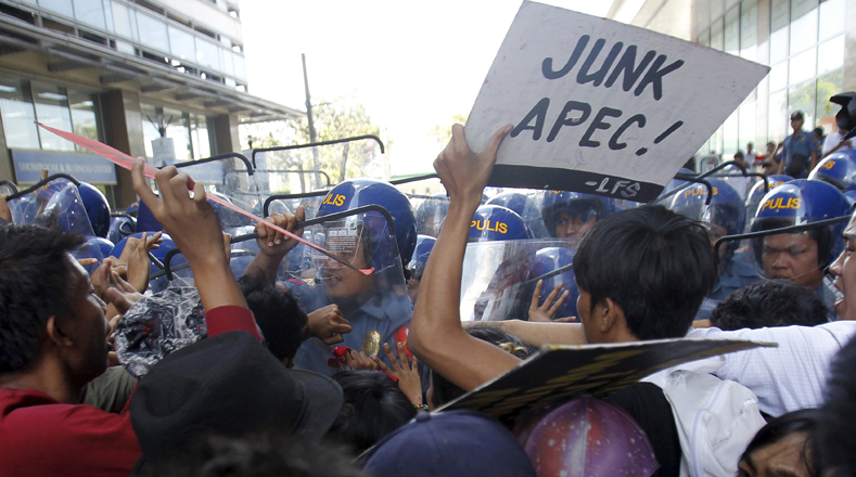 Filipinos protestan en la sede de la Cumbre APEC 2015.