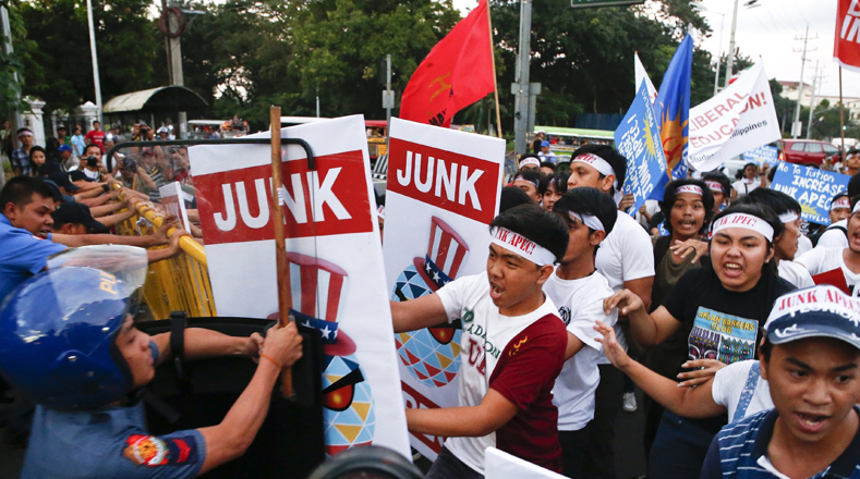 Jóvenes se enfrentan a las fuerzas policiales durante las protestas por la Cumbre APEC.