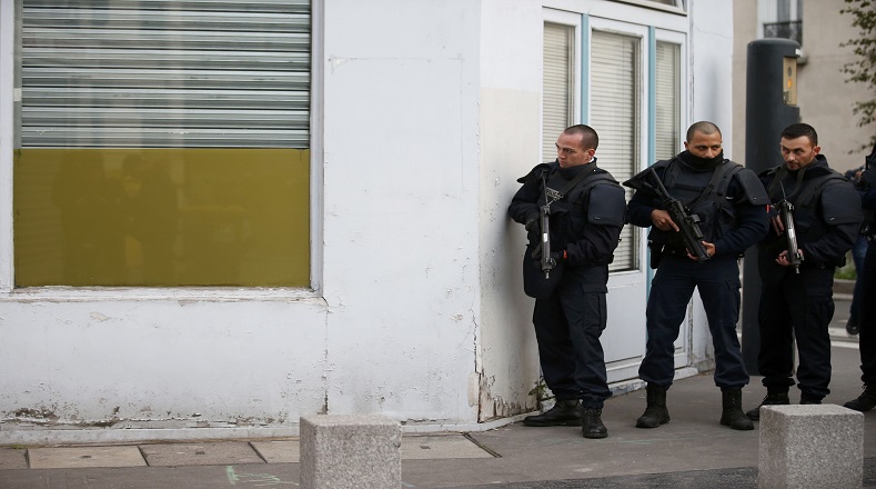 Los funcionarios policiales cercaron un apartamento donde se escondían los terroristas.