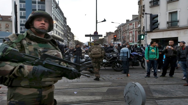 Los efectivos policiales y del Ejército francés pidieron a la ciudadanía que no saliera de sus casas.