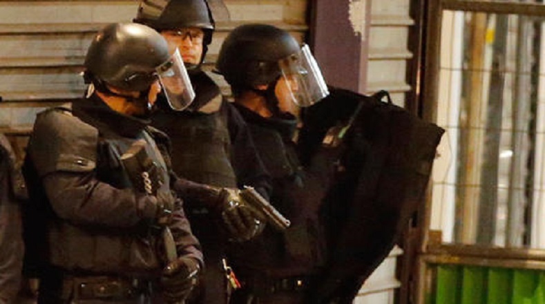 Los efectivos mantuvieron un cerco policial durante varias horas en Saint Denis.