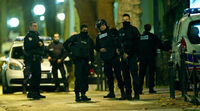 La policía francesa confirmó la muerte de dos terroristas, entre ellos una mujer que se inmoló.