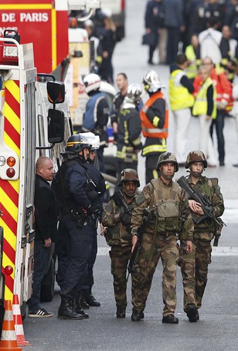 Los bomberos, el Ejército francés y la policía se unieron en el operativo.