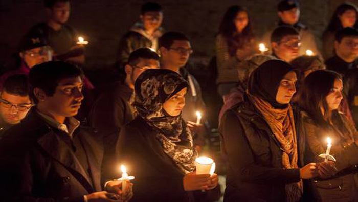 Vigilia por los caídos durante los recientes ataques terroristas en París, en el campus de la Universidad de Michigan-Dearborn, el lunes 16.