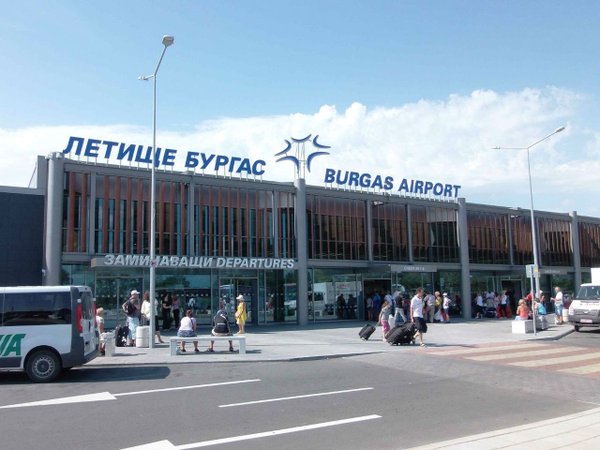 Los pasajeros fueron evacuados en el aeropuerto de Burgas, al este de Bulgaria.